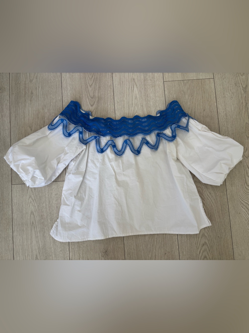 Few Moda Off-Shoulder White Top with Blue Scalloped Trim, XS